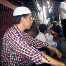 Menengok Kemeja Kotak-Kotak Merah Andalan Jokowi