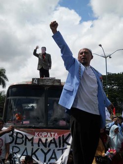 Sambil Dorong Bus, Ratusan Remaja Masjid di Yogyakarta Tolak BBM Naik