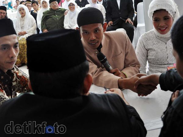 Ratusan Pasangan Miskin Jakarta Nikah Gratis...tis...tiss