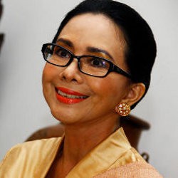 Poppy Dharsono Tantang Machica Bikin Buku Tandingan