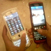 iPhone Kalahkan BlackBerry di Kandang