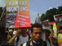 Ribuan Massa HTI Tolak Kenaikan Harga BBM