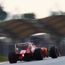 Alonso Menangi Duel Seru dengan Sergio Perez