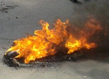 Tolak Kenaikan BBM, Mahasiswa UIT Makassar Bakar Jenazah SBY