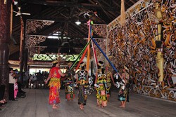 Menari Tari Pampaga di Desa Budaya Pampang