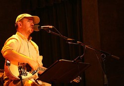 Vokalis The Magnetic Fields: Adele Sukses Karena Berkulit Putih