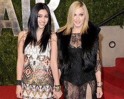 Baru 15 Tahun, Putri Madonna Merokok 