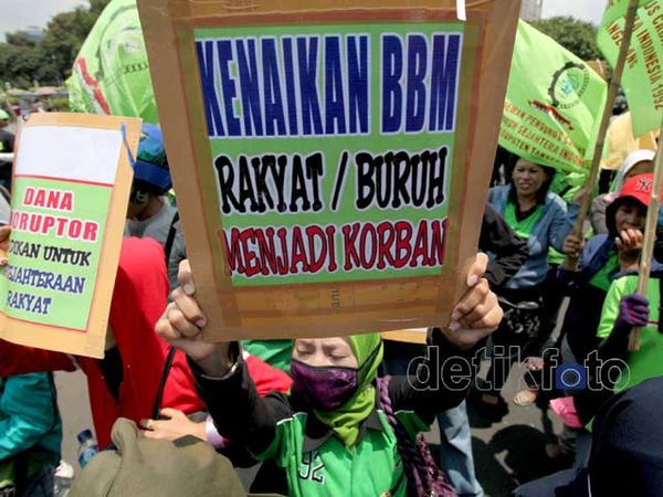 Massa Silih Berganti Sambangi Istana Tolak Kenaikan BBM