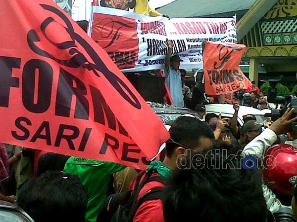 Tolak BBM Naik, Pendemo Blokir Bandara Polonia