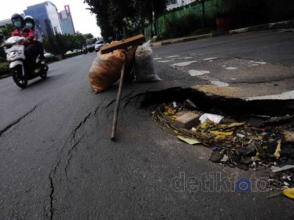 Digempur Kendaraan Berat, Rasuna Said Amblas