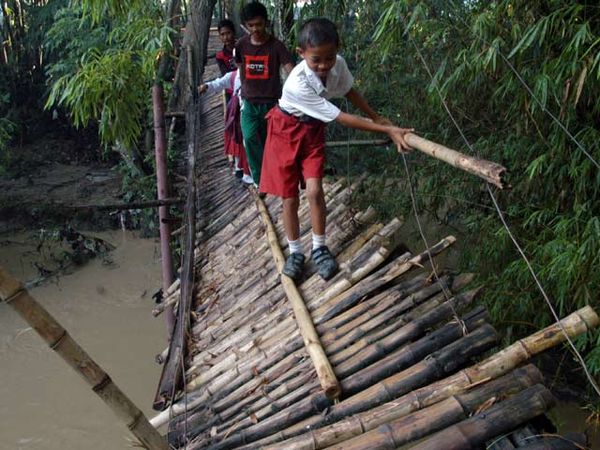 Kembali, Nyawa Anak SD Dipertaruhkan di Jembatan