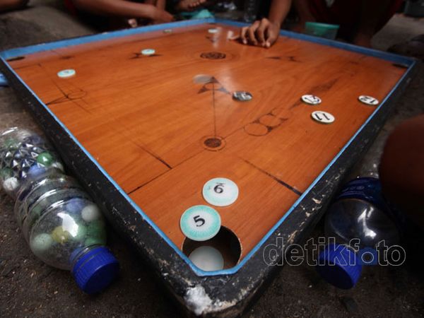 Karambol Si Pengusir Waktu