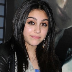 Wah, Anak Madonna Tertangkap Kamera Sedang Merokok