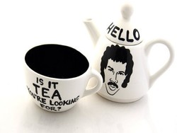 Hello.. Lionel Richie Ada di Cangkir dan Teko Ini!