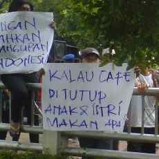 Karyawan Diskotek Jungle Ngeluruk Kantor DPRD Surabaya