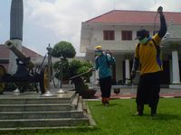 Basmi Tomcat, Gedung Grahadi Disemprot Pestisida