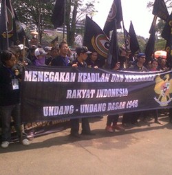 Dua Massa Gelar Aksi Tolak Kenaikan BBM di Jalan Diponegoro