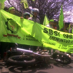Massa GAIB Bawa Poster Dedy Sugarda, SBSI Gulingkan Sepeda Motor