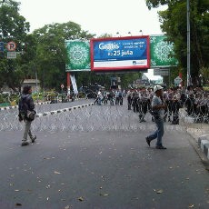 Polisi Blokir Jalan Masuk Utama ke Bandara Polonia