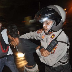 Polisi Bebaskan 8 Mahasiswa, Bentrok Polisi-Mahasiswa di Makassar Usai