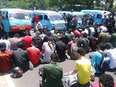 Tolak Kenaikan BBM, Mahasiswa Blokir Pintu Kantor Gubernur Sulsel