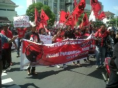 Beratribut Lengkap, Ratusan Kader PDIP Semarang Demo Tolak Kenaikan BBM