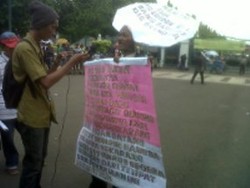 Demo Depan Istana, Kakek 65 Tahun Mengaku Presiden RI yang Baru