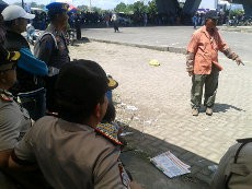 2 Orang Gila Ramaikan Aksi Tolak Kenaikan BBM di Makassar