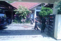 Rumah Dilempar Bangkai Anjing, Suami Rieke: Itu Biasa dalam Perjuangan