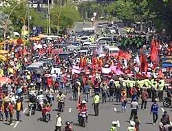 Ribuan Orang Tumpah Ruah di Depan Grahadi, Gubernur Suryo Lumpuh Total