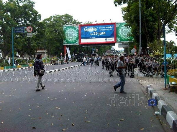 Polisi Blokir Jalan Masuk Bandara Polonia
