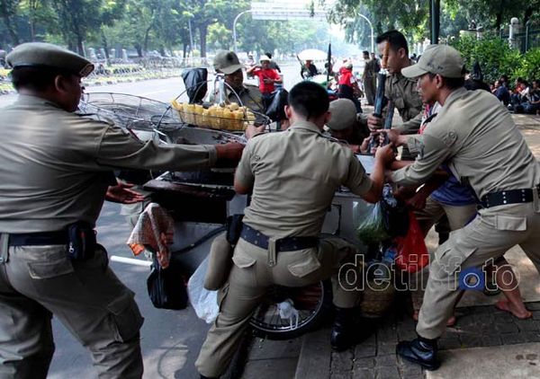 Belum Ada Pendemo, PKL Diusir dari Depan Istana