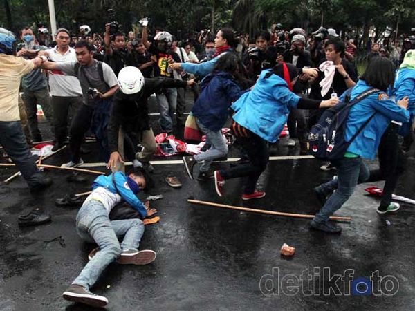 Dipukul Mundur, Mahasiswa Tunggang Langgang