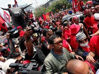 Massa PDIP Hanya 30 Menit Demo di Istana