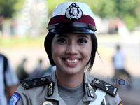 Polwan Cantik Pantau Demo BBM
