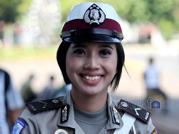 Polwan Cantik Pantau Demo BBM