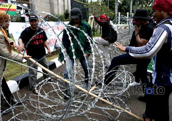 Pendemo Terobos Kawat Berduri DPR