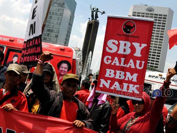 Massa Anti Kenaikan BBM Tumplek di Bundaran HI