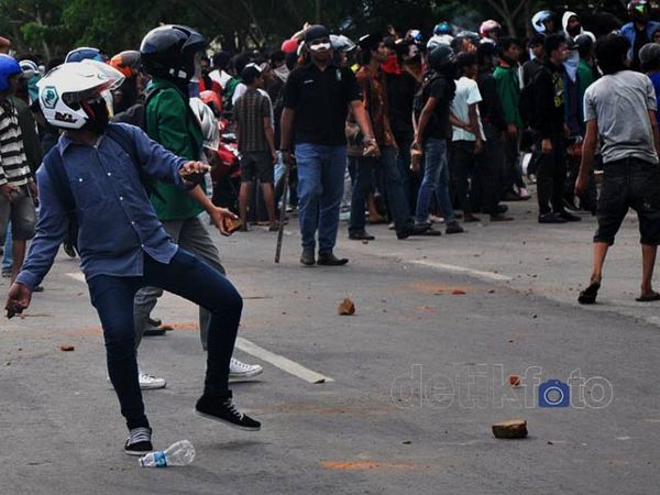 Aksi Tolak Kenaikan BBM di Makassar Ricuh