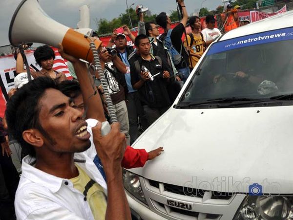 Mahasiswa Sempat Blokir Jalan di Depan DPR