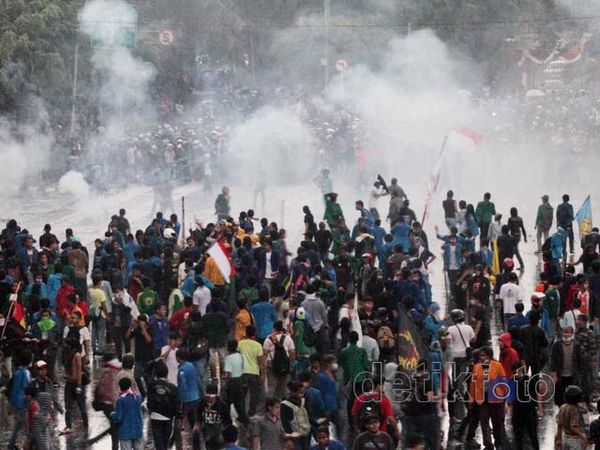 Mahasiswa - Polisi Saling Serang di Gambir
