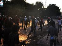 Polisi vs Demonstran, Bentrok Hingga Malam