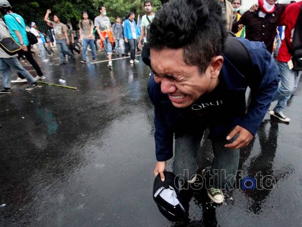 Dihujani Gas Air Mata, Mahasiswa Merem-melek
