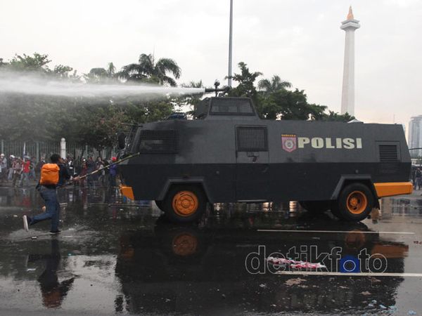 Mahasiswa Gagal Dekati Istana Tolak BBM Naik