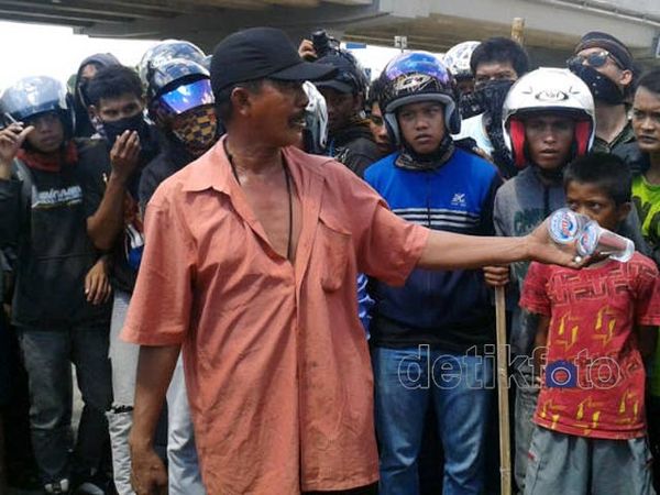 Orang Gila Tolak Kenaikan BBM