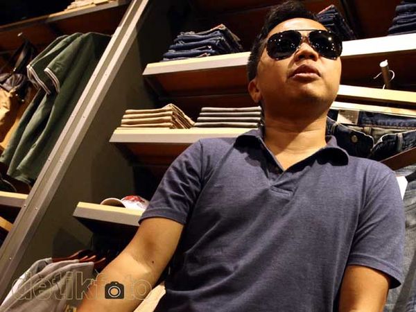 Sandhy Sondoro Pecinta Celana Jeans