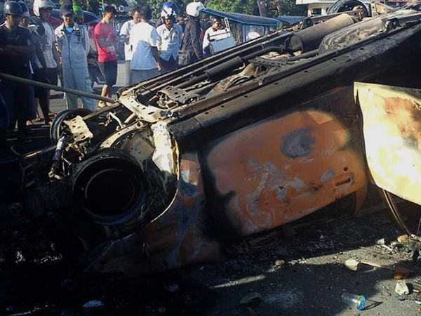 Tolak Kenaikan BBM, Mobil Plat Merah Dibakar