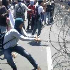 Pengunjuk Rasa Terjatuh Saat Tarik Kawat Berduri, Polisi Tertawa