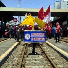 Stasiun Gubeng Dikuasai Pendemo, PT KA Sesalkan Kurangnya Petugas Keamanan