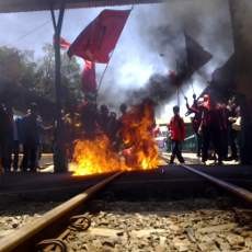 Stasiun Gubeng Dikuasai Pengunjuk Rasa Tolak Kenaikan Harga BBM